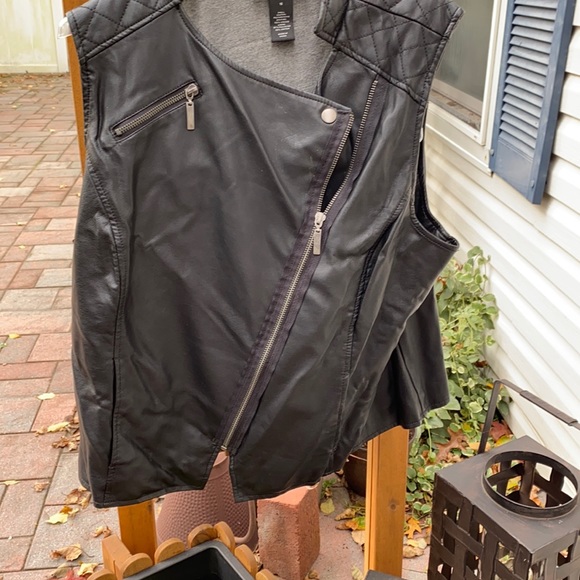 Vest - Picture 2 of 6